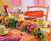 Tischgirlande aus Calendula (Ringelblumen), Coreopsis (Mädchenauge)