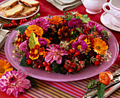 Dahlia (Dahlien), Rosa (Hagebutten), Aster (Astern), Tagetes (Studentenblumen)