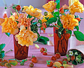 Rosa 'Tequila' (Rosen), Fragaria (Erdbeeren), rote Glasvasen