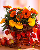 Calendula (Ringelblumen), Physalis (Lampions), Rosa (Hagebutten), Malus (Äpfel)