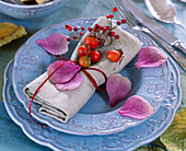 Brassica (ornamental cabbage leaves), Rosa (rose hips) as napkin decoration