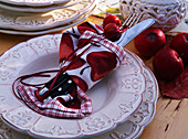Napkin decoration: Malus (ornamental apples and apples), apple napkin