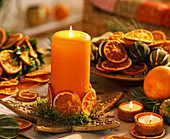 Citrus (Orangenscheiben) auf orange Kerze geklebt. Sternteller, Moos, Teelichter