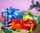 Geschenke orange, grün und blau, weihnachtlich, mit Baumschmuck, Sternen