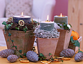 Candles with frost optics (2/2). Cuffs made of Muehlenbeckia, Hedera (ivy), Dichondra