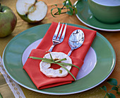 Table decoration with apples: apple slices as seviette decoration