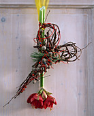 Hippeastrum (Amaryllis), Herz aus Betula (Birkenzweigen), Cupressus (Zypressenf