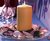 Kerze mit Lavandula (Lavendelkränzchen, -herz und -flasche), Rosa (Rosenblütenbl