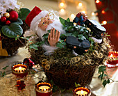 Körbchen aus Muehlenbeckiaranken mit Weihnachtsmann, dekoriert mit Hedera (Efeu)