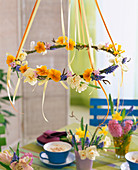 Metalldeckenhänger dekoriert mit Primula (Primelblüten)