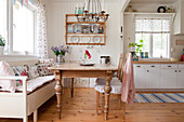 Alter Holztisch in gemütlicher Wohnküche im Landhausstil