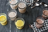 Choco Latte, Chai-Latte mit Datteln und Kurkuma-Latte mit Mandeldrink (vegan)