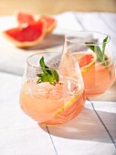 Drinks mit Gin und rosa Grapefruit
