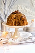 Gedämpfter Ingwer-Dattel-Pudding mit Toffee-Sauce und Sternanis auf Kuchenständer