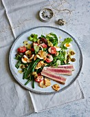 Salade Nicoise mit Wachteleiern, Tuna-Tataki und Gemüsechips (Low Carb)