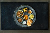 Thali (Platte mit Gerichten und Dips in Schälchen, Indien)