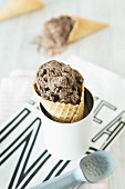 Schokoladen-Brownie-Eis in Eiswaffel