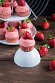 Erdbeer-Cupcakes auf Etagere