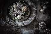 Antike Silberkugeln als Weihnachtsschmuck