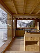Küche im modernen Holzhaus mit Blick auf Winterlandschaft