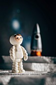 Raumfahrer-Figur und Rakete für eine Weltraum-Party