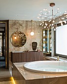 Edles Badezimmer mit Vintage Wand, rundem Wandspiegel und Whirlpool