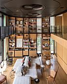 Wohnraum im Architektenhaus mit doppelter Raumhöhe und Galerie