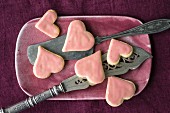 Quick and easy vanilla hearts with pink icing