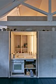 Kleine Küche in einem Wandschrank versteckt mit Beleuchtung