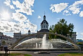 Blick auf das Rathaus mit dem Bündnis-Bogen-Brunnen, Kingston, Kanada
