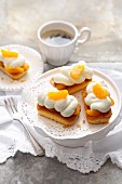 Small cheesecakes with mandarines