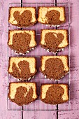 Acht Scheiben Marmorkuchen mit Schokolade auf Kuchengitter