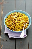 Cabbage braised with chickpeas, raisins and curry (vegetarian)