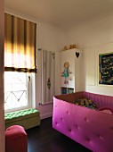 Mädchenzimmer mit pinkfarbenem, gepolstertem Kinderbett