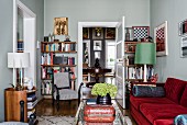 Kleines Wohnzimmer mit stilvollem Möbelmix und blaugrauen Wänden