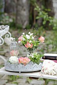 Romantische Deko mit weißen und rosafarbenen Blumen