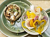 Gefüllte Riesenchampignons mit Ziegenkäsebröseln und Paprika-Fenchel-Salat