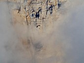 Base-Jumper am Monte Brento, Italien, Gleitschirm vor der Felswand