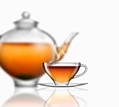 Earl Grey Tee, Glas-Teetasse, Untertasse und Teekanne