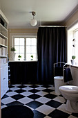 Badezimmer in Schwarz-Weiß mit Schachbrettboden