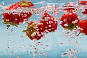 Erdbeeren im sprudelnden Wasser