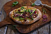 Pizza with grilled courgettes, asparagus and red onions