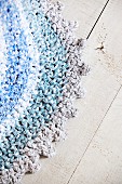 Gehäkelter ovaler Teppich aus Stoffstreifen in Blautönen