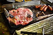 Ribeye Steak auf dem Grill in einer Strassenküche (USA)