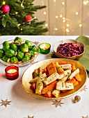 Karotten und Pastinaken mit Aprikosenglasur, würziger Rotkohl und Rosenkohl mit Kastanien und Thymian zu Weihnachten (England)