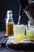 Mumbai Mules-Cocktail mit Soda aufspritzen