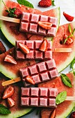 Erdbeer-Wassermelonen-Eis am Stiel mit Minze auf Wassermelone