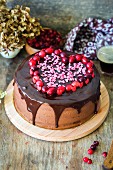 Schokoladen-Cranberry-Kuchen mit Zuckerherzen