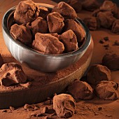 Handgemachte Schokoladentrüffeln mit Kakaopulver