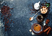 Espresso, Milch und Zucker auf Vintage Untergrund